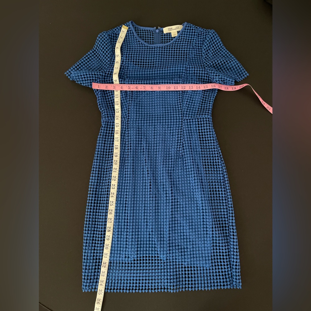 Diane von Furstenberg Short-Sleeve Chain Lace Mini Dress Size 4. Like new. - Picture 7 of 8